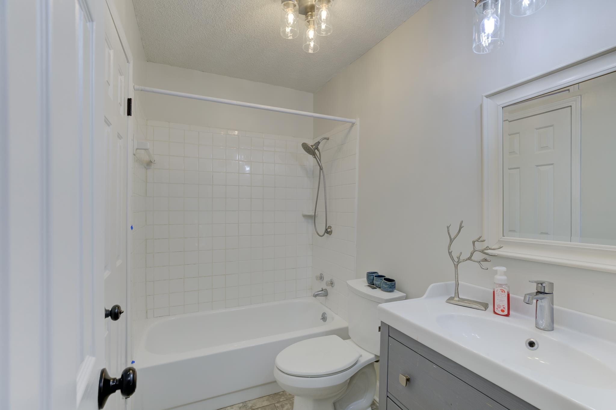 5724 Green Valley Road Memphis, TN 38135 - Photo 14 of 25 Extra Convenient Entry also thru to Laundry Room & Office