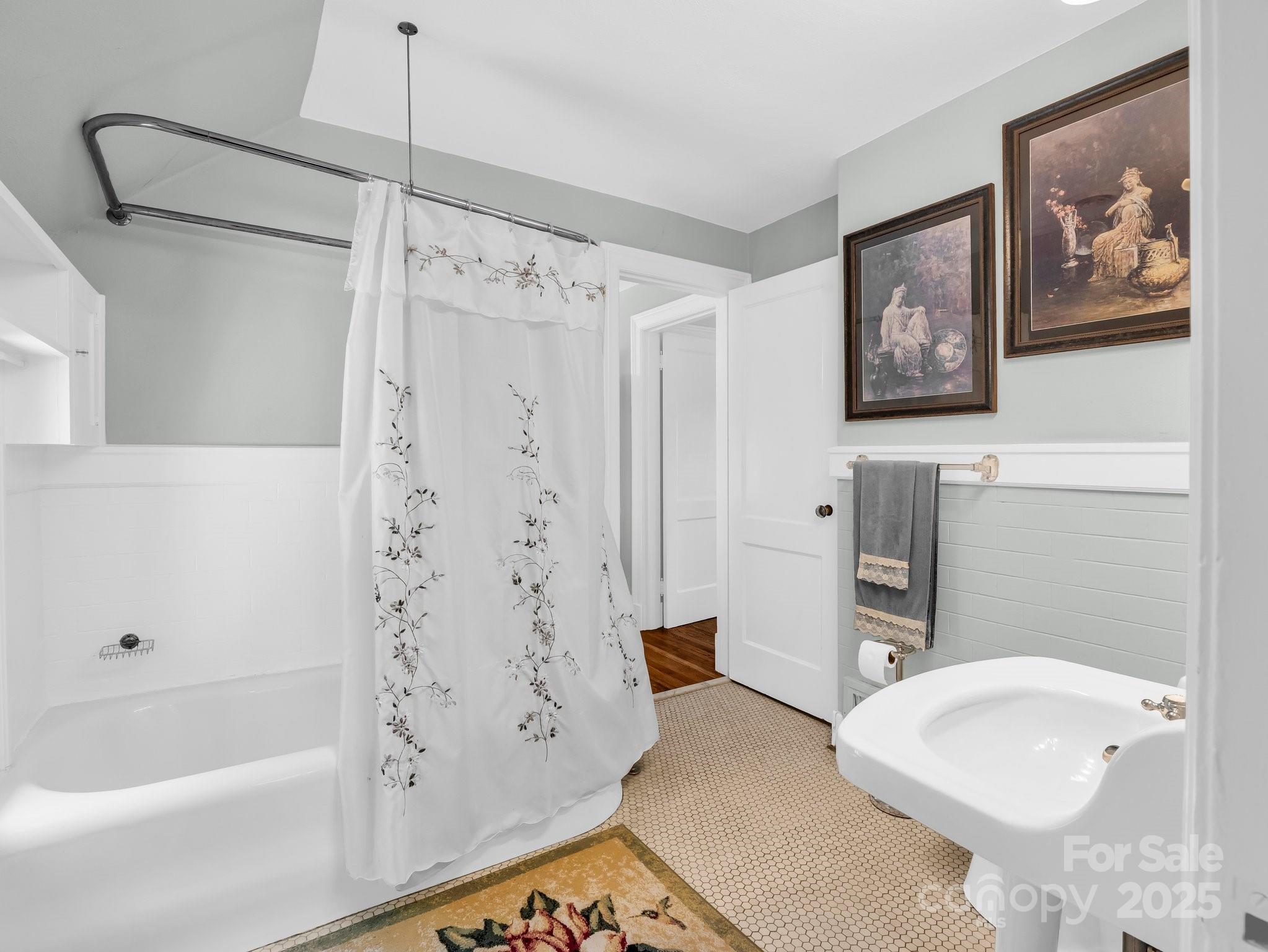 287 Pacolet Ridge Lane Tryon, NC 28782 - Photo 34 of 48 a bathroom with a toilet a sink and bathtub