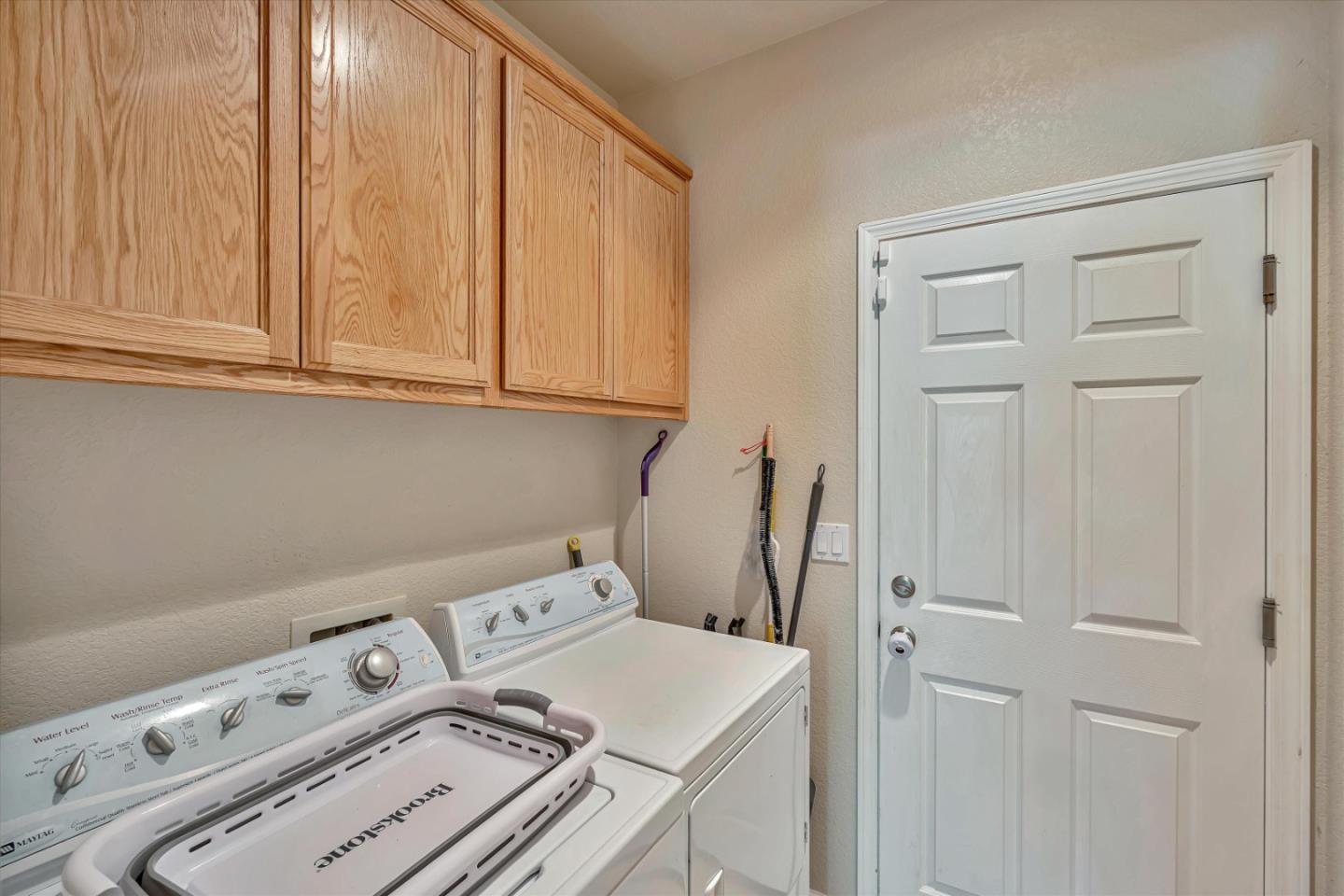 390 Munter Street Manteca, CA 95337 - Photo 23 of 26 a utility room with dryer and washer
