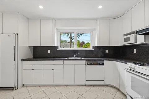 $899,000 | 23 Lakeview Road, New Rochelle, NY 10804