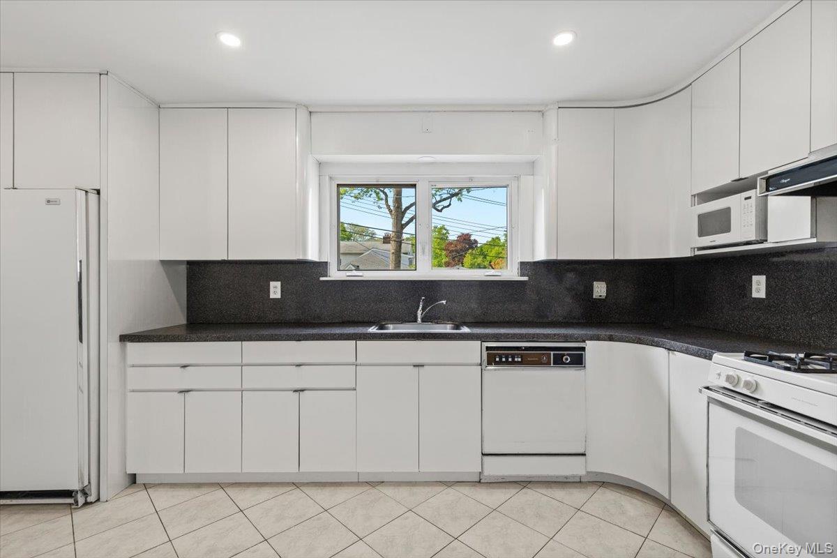 23 Lakeview Road New Rochelle, NY 10804 - Photo 11 of 27