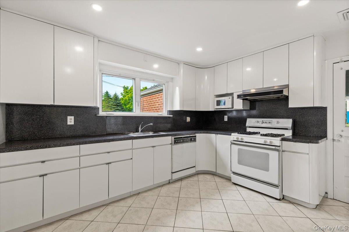 23 Lakeview Road New Rochelle, NY 10804 - Photo 12 of 27