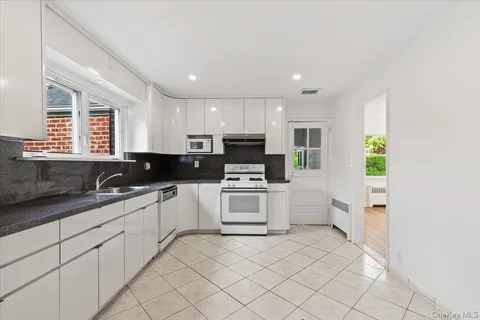 $899,000 | 23 Lakeview Road, New Rochelle, NY 10804