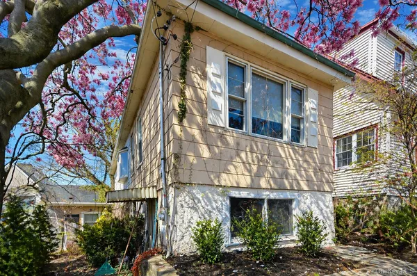 $350,000 | 101 Rochelle Street | City Island