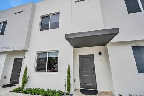 $4,000 | 170 Northwest 158th Street, Unit 2, Miami, FL 33169