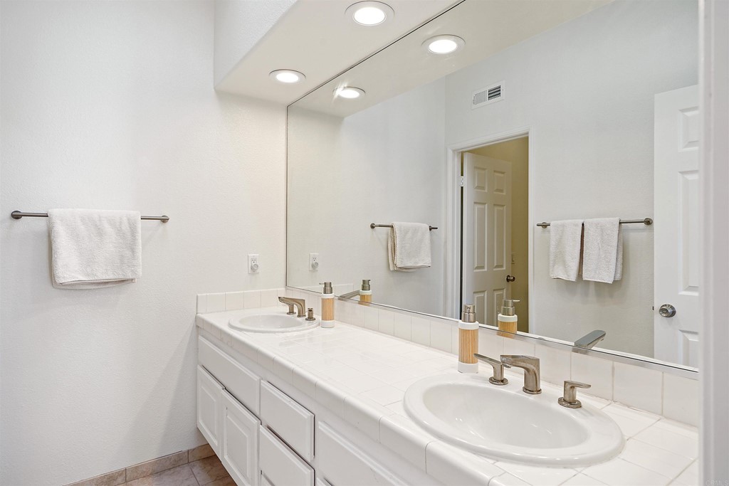 9735 Claiborne Square La Jolla, CA 92037 - Photo 49 of 60