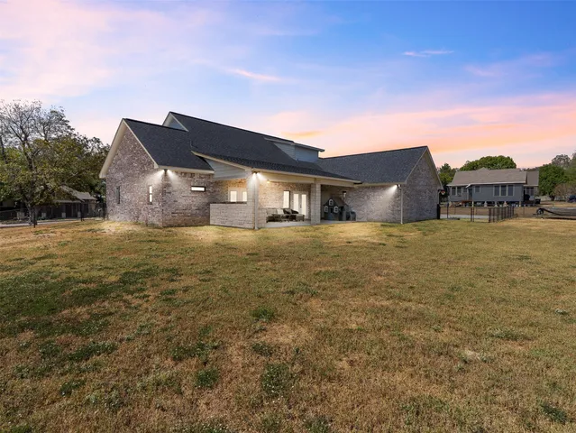 $797,500 | 1205 North N Avenue, Shiner, TX 77984