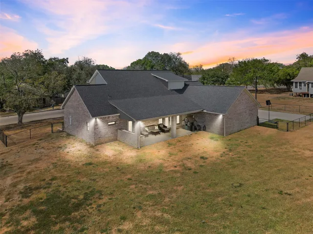 $797,500 | 1205 North N Avenue, Shiner, TX 77984