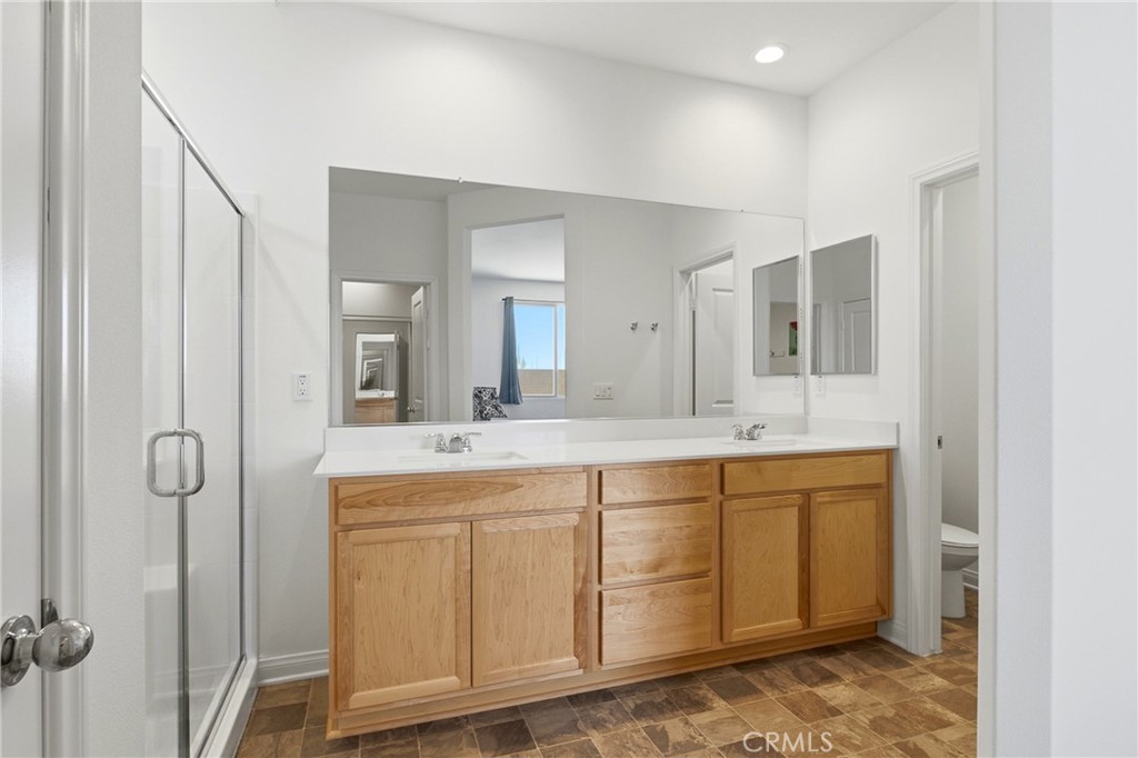 711 Ballesteros Street Perris, CA 92571 - Photo 33 of 39 Primary bath mirror