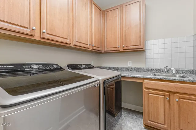 a view of a house with backyard and garden