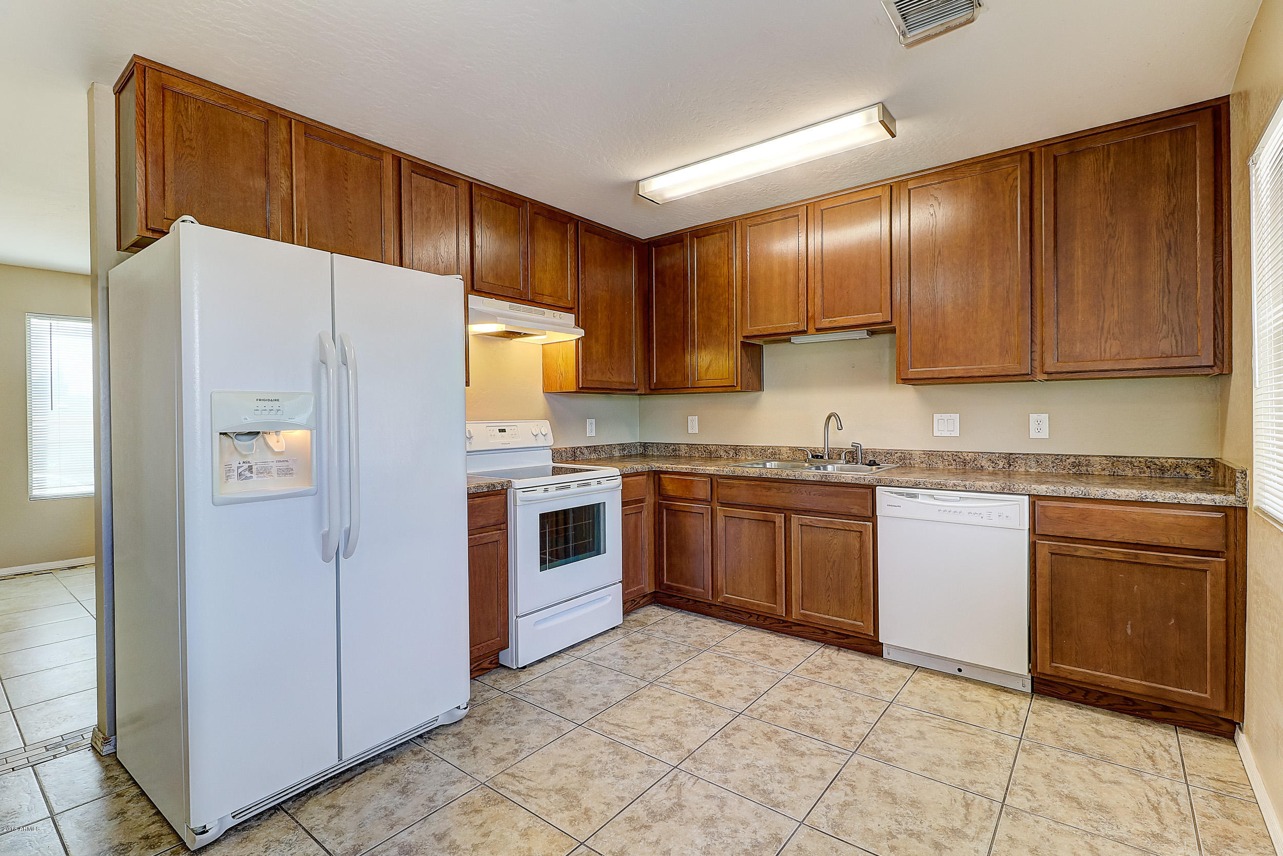 3702 West Charter Oak Road Phoenix, AZ 85029 - Photo 4 of 17 B (4)