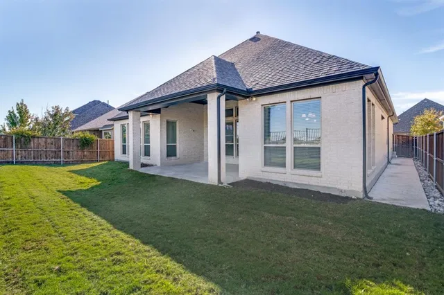 a sign that is sitting on a wall