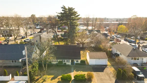 $1,900 | 806 Oliver Avenue, Unit 2, Westbury, NY 11590