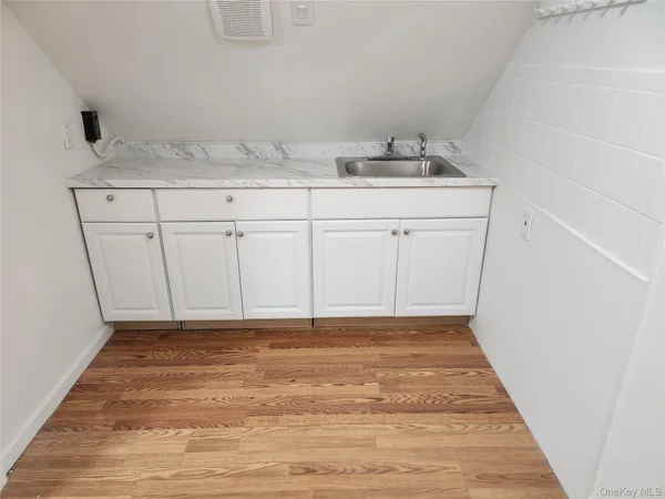 $1,900 | 806 Oliver Avenue, Unit 2, Westbury, NY 11590
