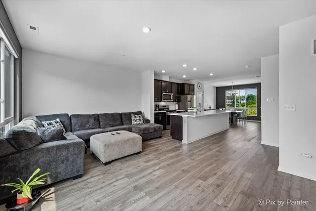 $525,000 | 2333 Alumni Drive, Schaumburg, IL 60173