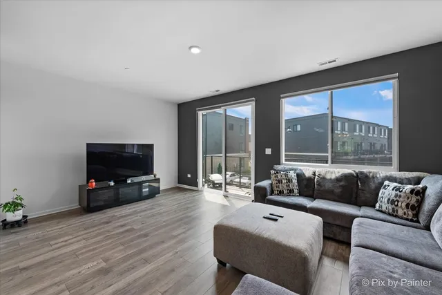 $525,000 | 2333 Alumni Drive, Schaumburg, IL 60173