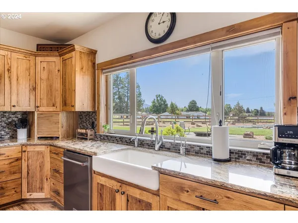 $1,999,999 | 6150 Northwest Kingwood Avenue, Redmond, OR 97756