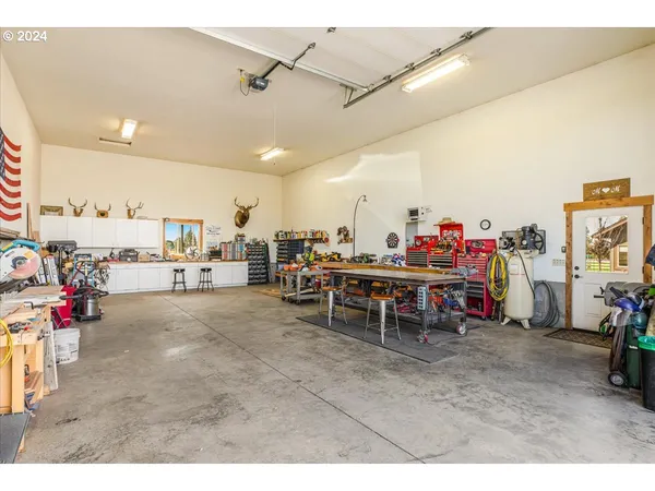 $1,999,999 | 6150 Northwest Kingwood Avenue, Redmond, OR 97756