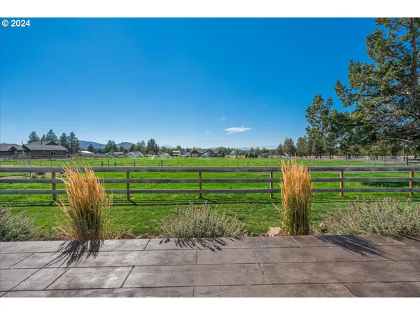 $1,999,999 | 6150 Northwest Kingwood Avenue, Redmond, OR 97756