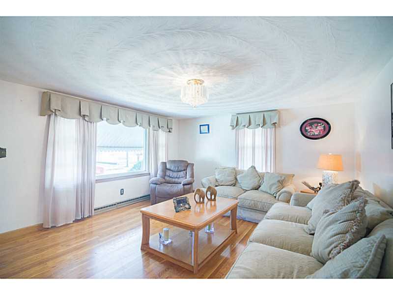 91 Prentice Avenue Pawtucket, RI 02860 - Photo 6 of 21 Living Room.