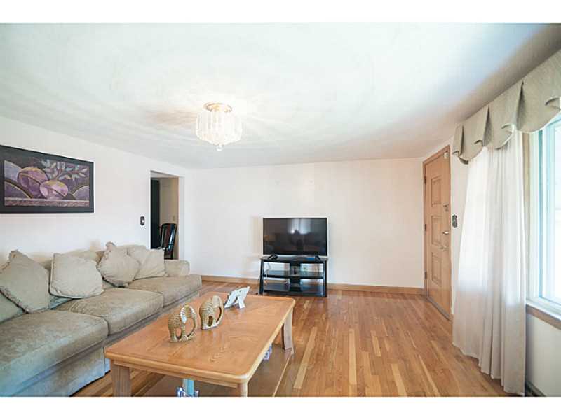 91 Prentice Avenue Pawtucket, RI 02860 - Photo 8 of 21 Living Room.
