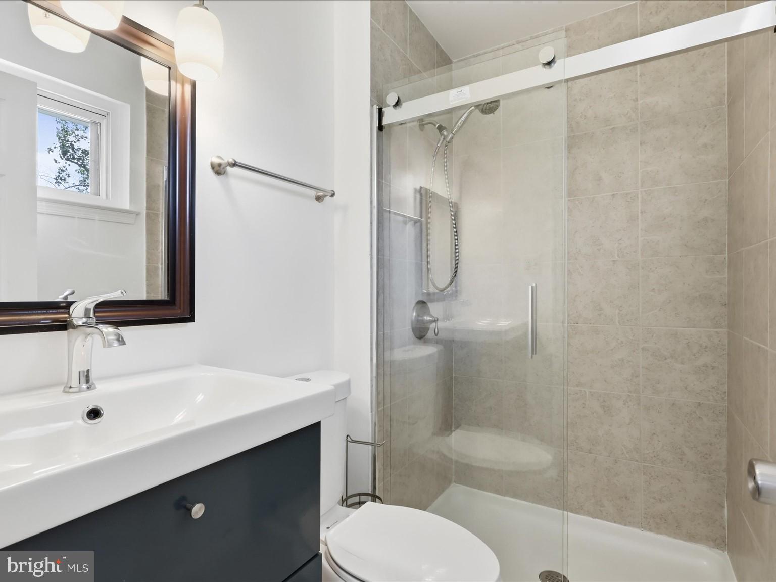 6818 Rolling Road Springfield, VA 22152 - Photo 17 of 31 Primary ensuite