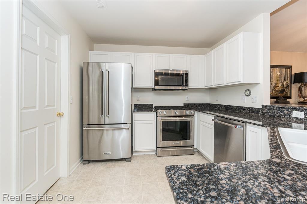 1676 Deepwood Circle, Unit 23 Rochester, MI 48307 - Photo 17 of 25