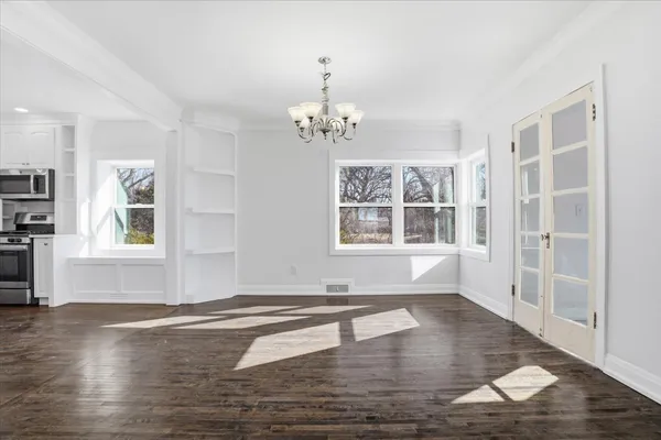 $684,500 | 297 East Lakeview Avenue, Round Lake Beach, IL 60073