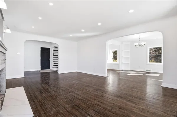 $684,500 | 297 East Lakeview Avenue, Round Lake Beach, IL 60073