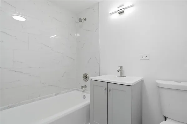 $684,500 | 297 East Lakeview Avenue, Round Lake Beach, IL 60073