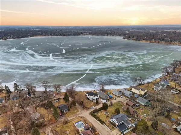 $684,500 | 297 East Lakeview Avenue, Round Lake Beach, IL 60073