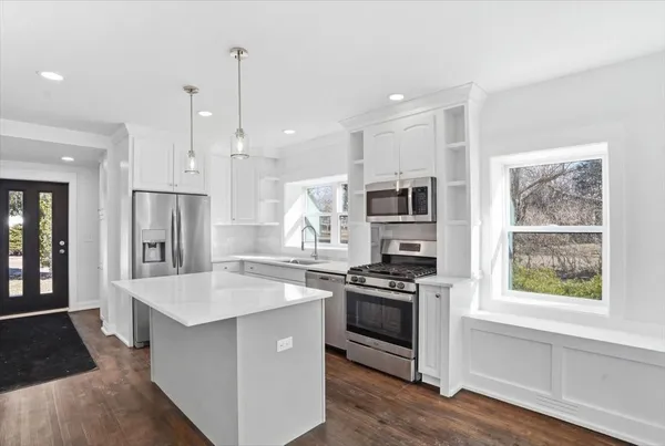 $684,500 | 297 East Lakeview Avenue, Round Lake Beach, IL 60073