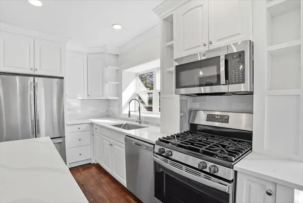 $684,500 | 297 East Lakeview Avenue, Round Lake Beach, IL 60073