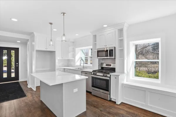 $684,500 | 297 East Lakeview Avenue, Round Lake Beach, IL 60073