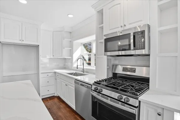 $684,500 | 297 East Lakeview Avenue, Round Lake Beach, IL 60073