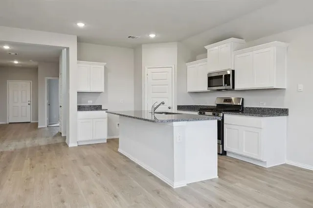 $2,275 | 539 Frst Hvn Drive, Van Alstyne, TX 75495