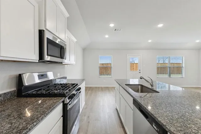 $2,275 | 539 Frst Hvn Drive, Van Alstyne, TX 75495