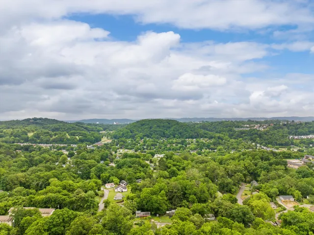 $325,000 | 523 Hedgewood Drive, Chattanooga, TN 37405