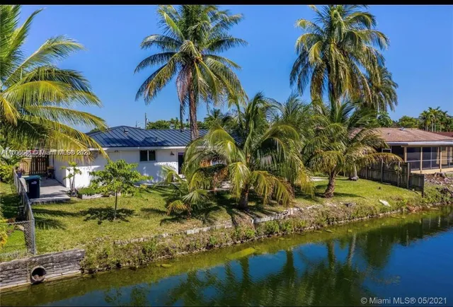 $1,700 | 2100 Southwest 100th Avenue, Unit 1, Miami, FL 33165