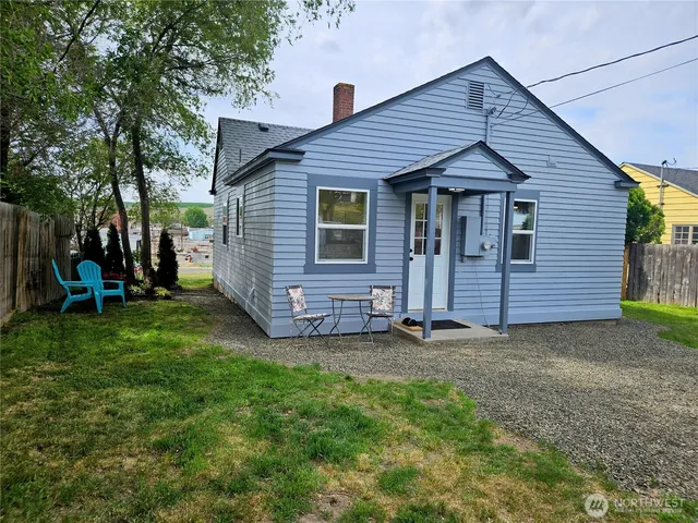 a view of a house with a yard
