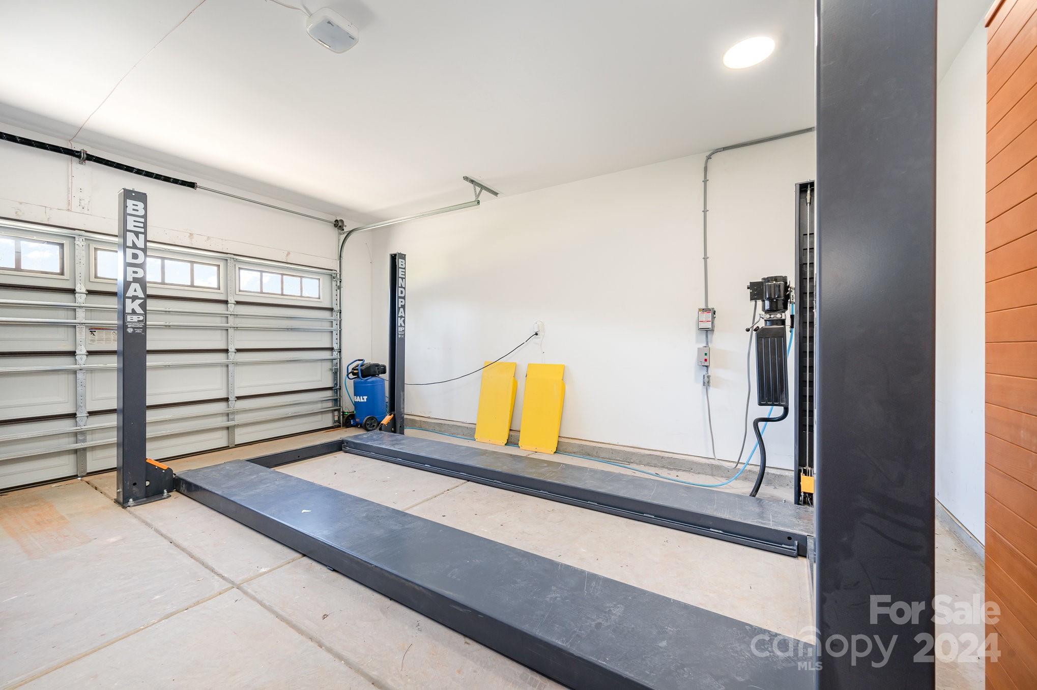 643 Tennyson Drive Charlotte, NC 28208 - Photo 37 of 42 a view of lobby area