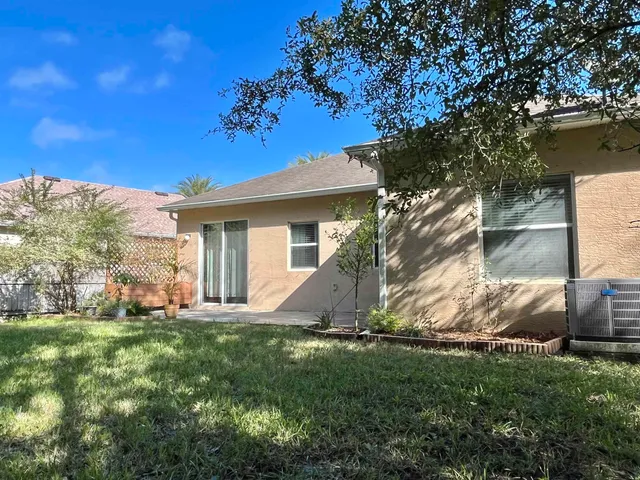 a view of a house with backyard