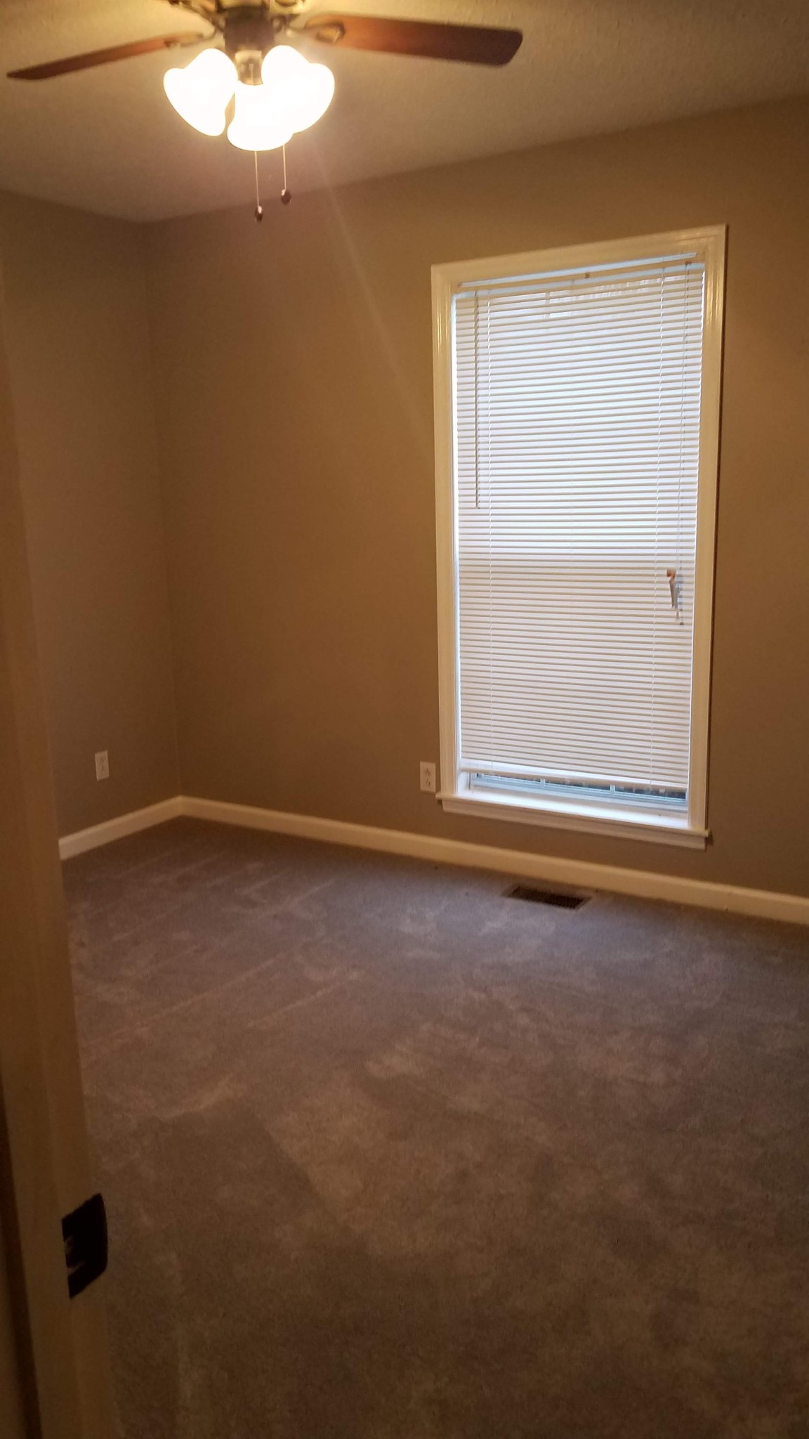 3784 Dot Road Springfield, TN 37172 - Photo 6 of 8 an empty room with a window
