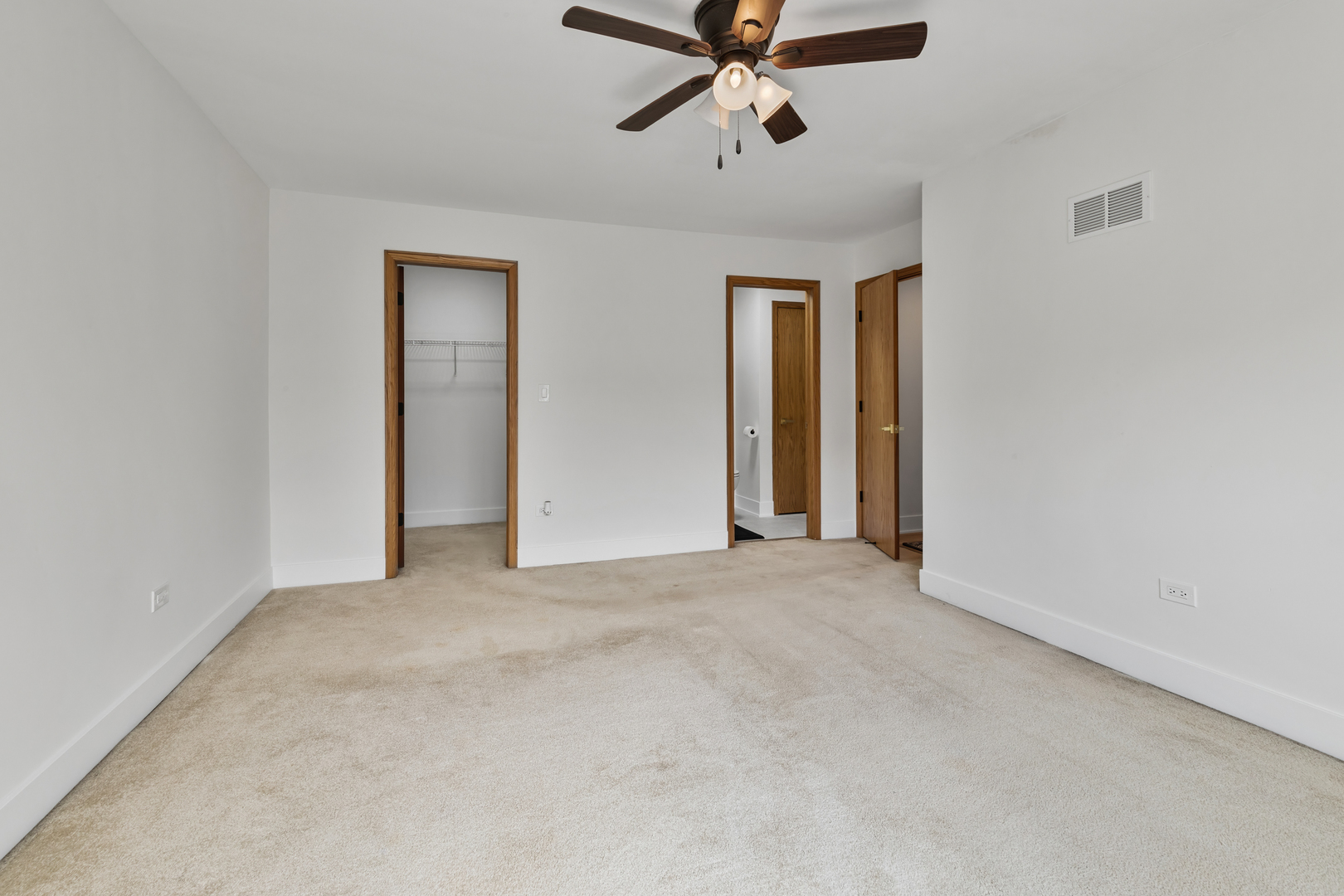 14710 Kenton Avenue Midlothian, IL 60445 - Photo 7 of 20 a view of a livingroom with a ceiling fan