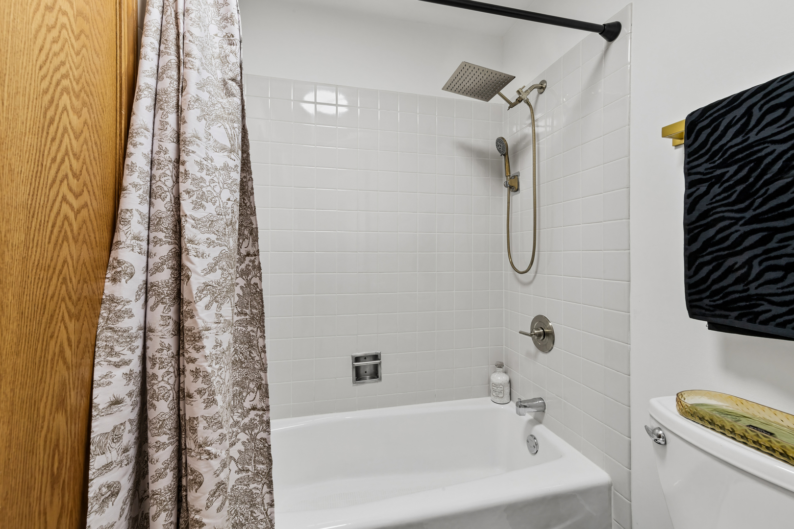 14710 Kenton Avenue Midlothian, IL 60445 - Photo 10 of 20 a bathroom with a shower curtain and a bathtub