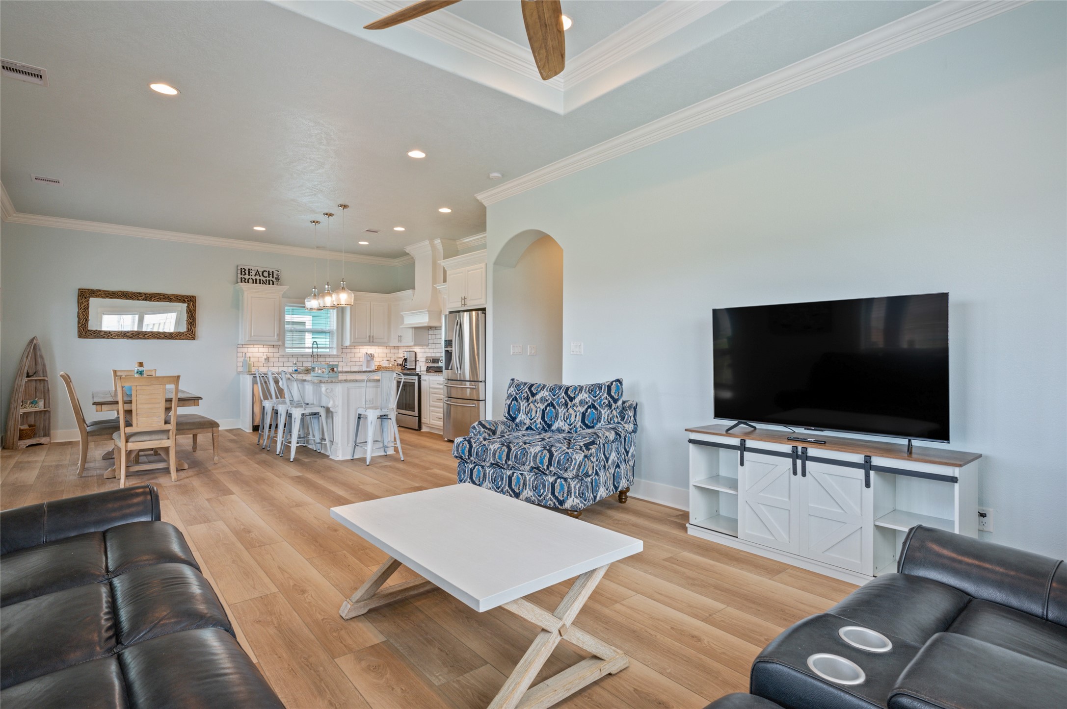 982 South Redfish Crystal Beach, TX 77650 - Photo 20 of 44 a living room with furniture and a flat screen tv