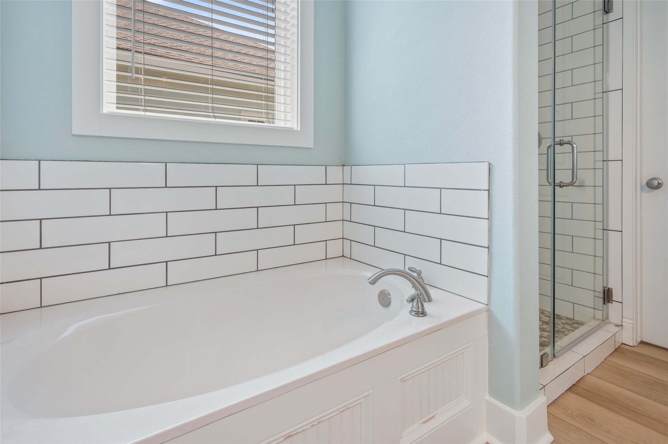 982 South Redfish Crystal Beach, TX 77650 - Photo 32 of 44 a bathroom with a bathtub