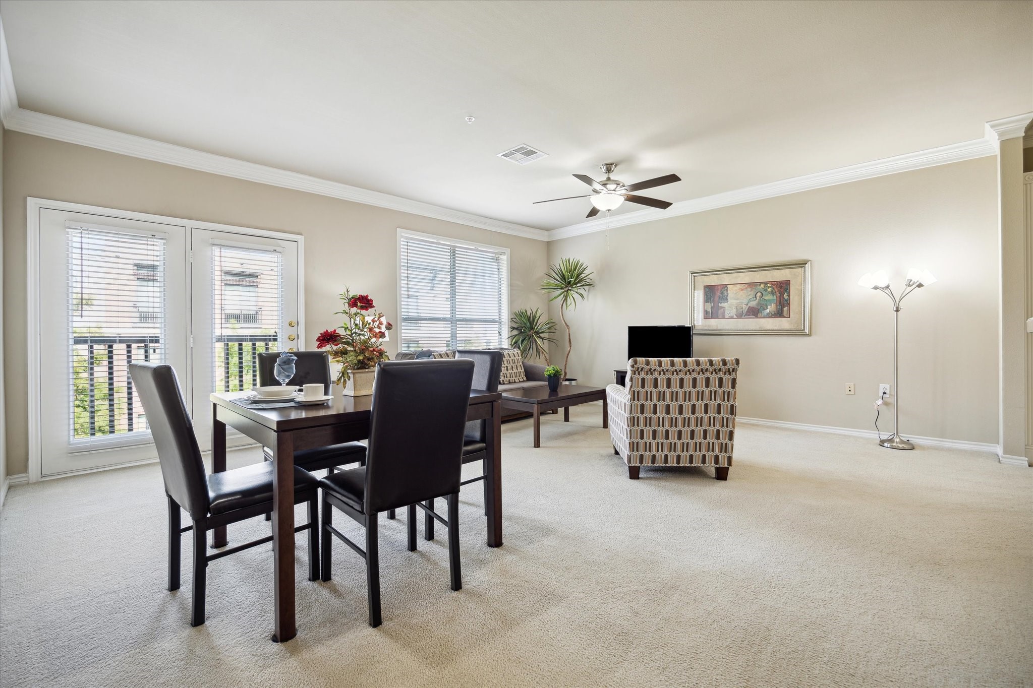 2400 McCue Road, Unit 460 Houston, TX 77056 - Photo 4 of 21 a view of a livingroom with furniture and window