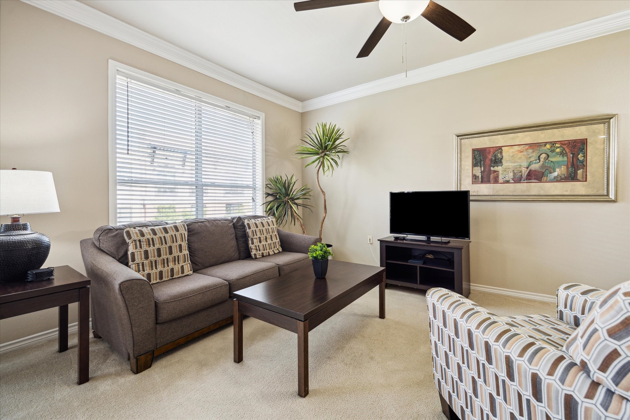 2400 McCue Road, Unit 460 Houston, TX 77056 - Photo 6 of 21 a living room with furniture and a flat screen tv