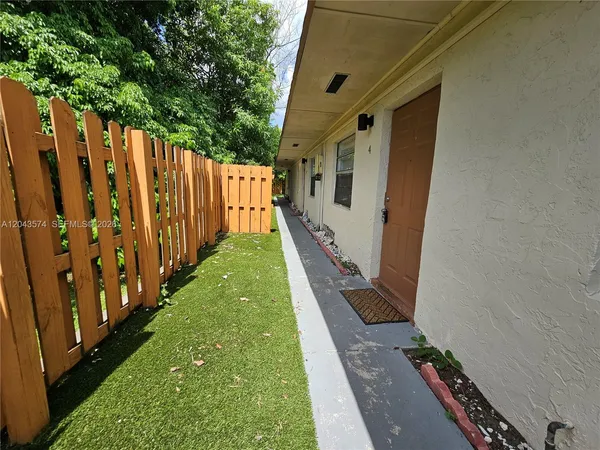 $1,800 | 4621 Southwest 33rd Avenue, Unit 4, Dania Beach, FL 33312
